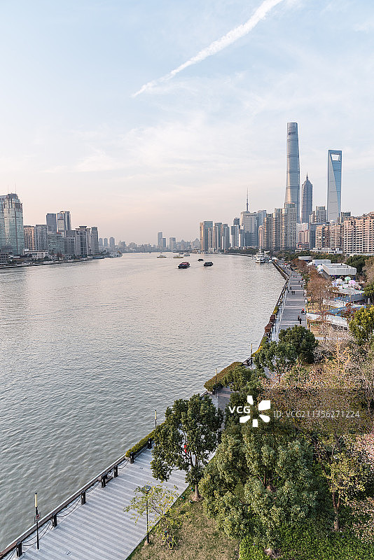 日落下的中国上海浦东新区黄浦江南浦沿岸的CBD城市建筑图片素材