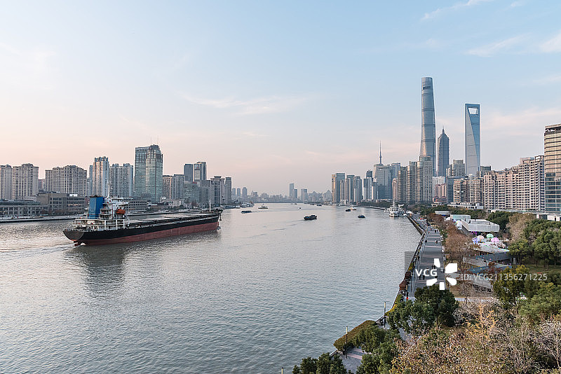 日落下的中国上海浦东新区黄浦江南浦沿岸的CBD城市建筑图片素材