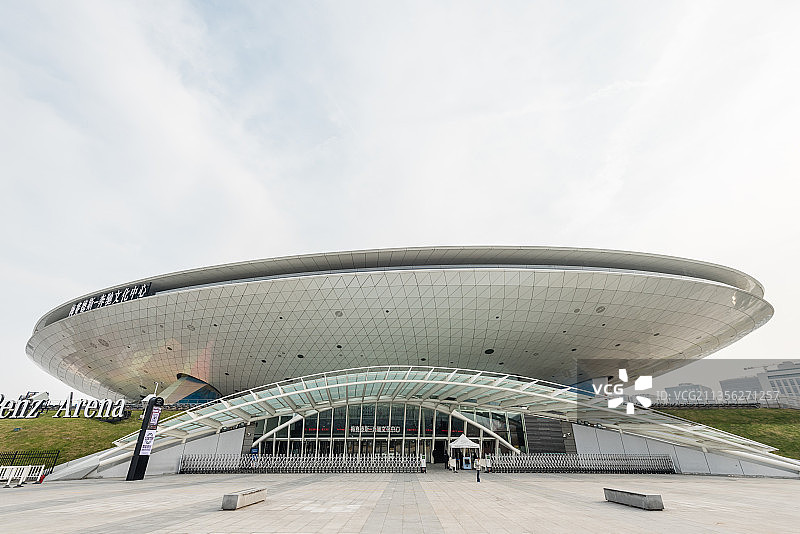 中国上海世博广场和奔驰文化中心的现代城市建筑图片素材