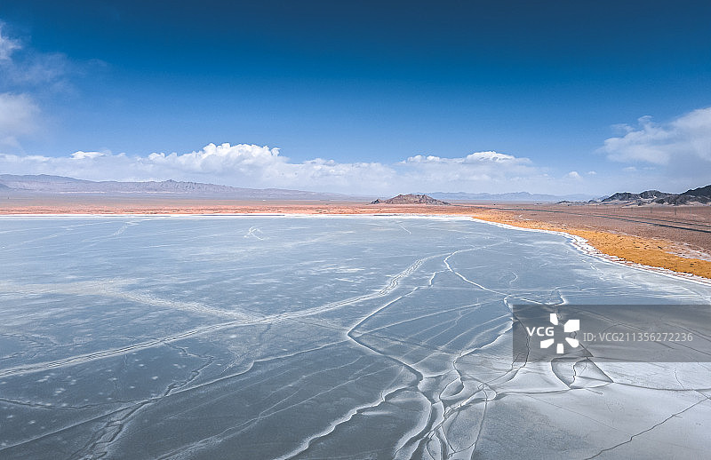 冬日冰封的小柴旦湖图片素材
