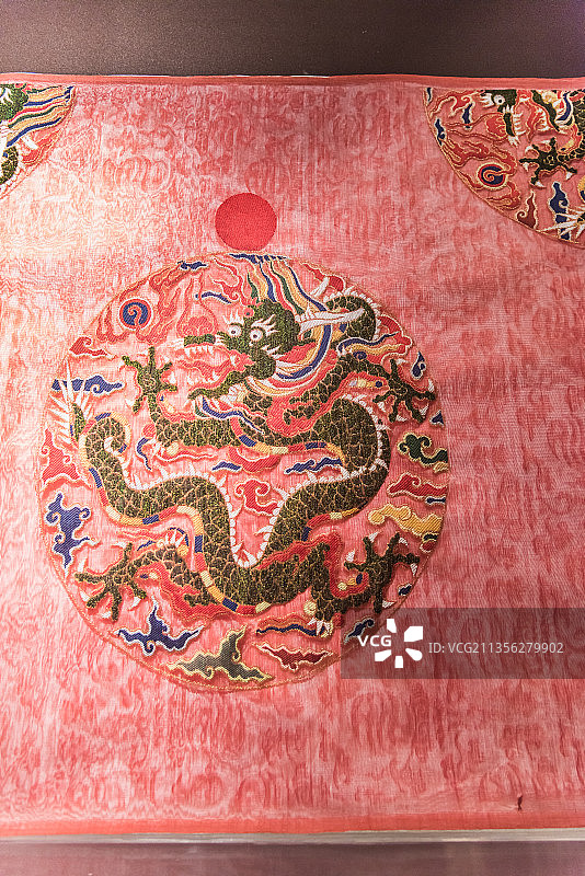 中国明万历帝孔雀羽妆花纱袍料特写图片素材