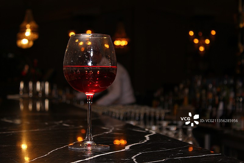 桌上葡萄酒杯特写图片素材