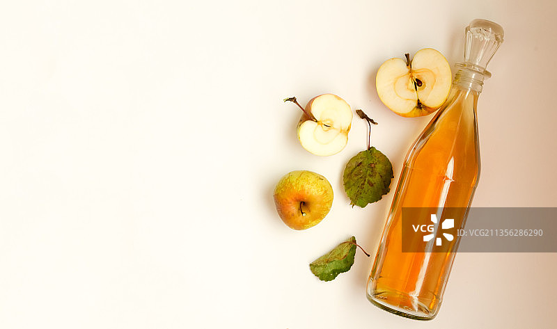 白色背景上的水果和果汁俯视图图片素材