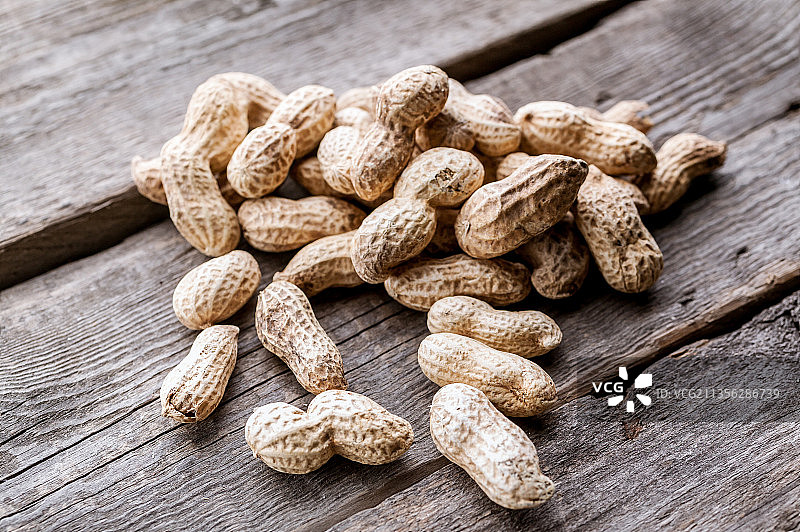木桌上的花生高角度视图图片素材