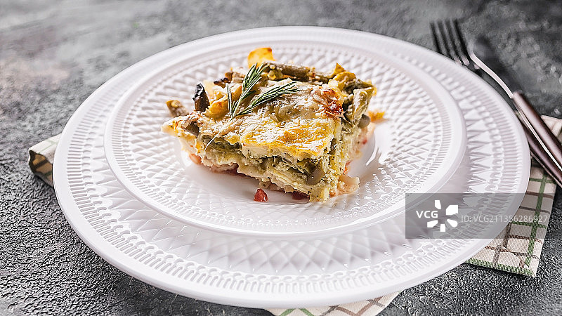 高角度的食物在盘子上的桌子图片素材