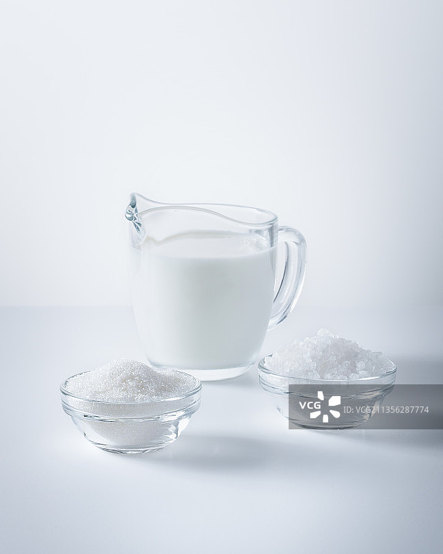 桌子上玻璃杯中冰块的特写，白色背景图片素材