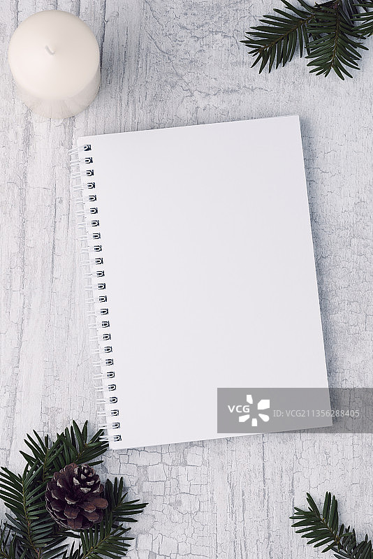 餐桌上的圣诞装饰品俯视图图片素材