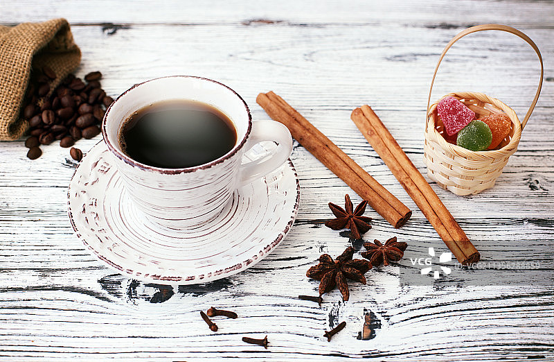 桌上带香料的咖啡俯视图图片素材