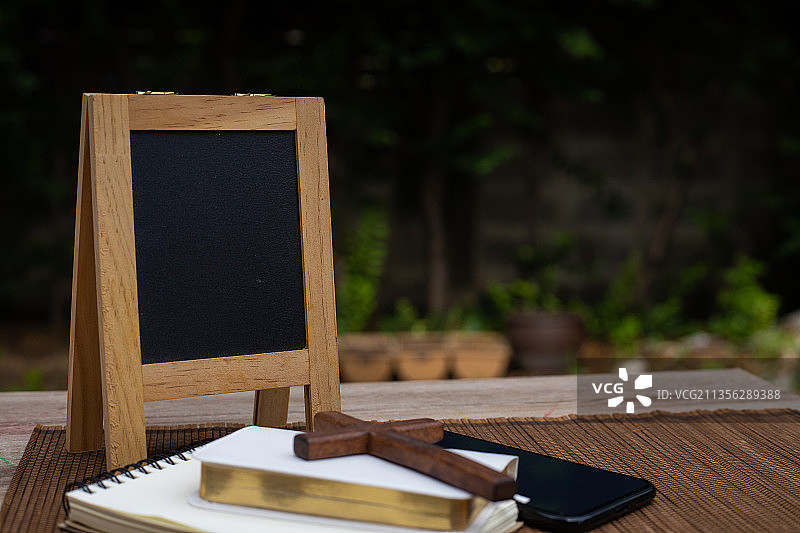 桌子上放着书本的空白黑板特写图片素材