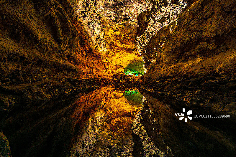 岩洞内的岩石景观图片素材