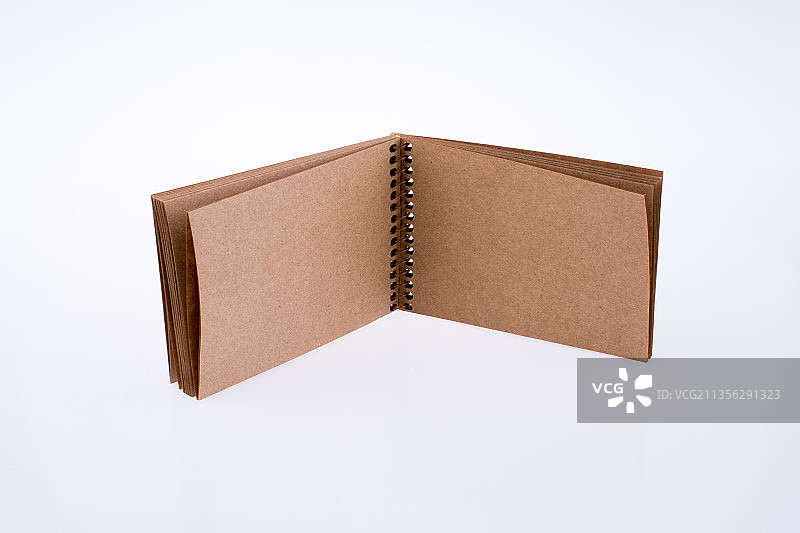 白色背景下的棕色纸板箱特写图片素材