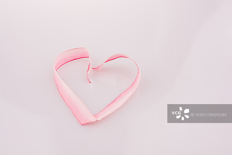 白色背景上的心形糖果特写图片素材