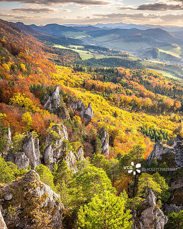 斯洛伐克秋季天空下的航拍景观图片素材