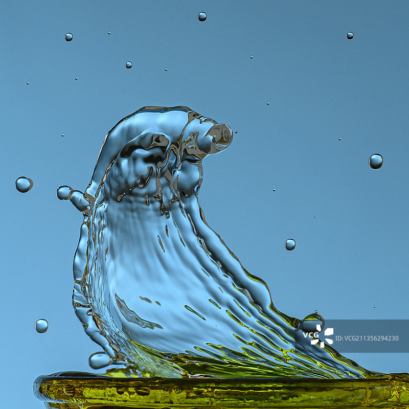 水花飞溅在蓝色背景上的特写图片素材