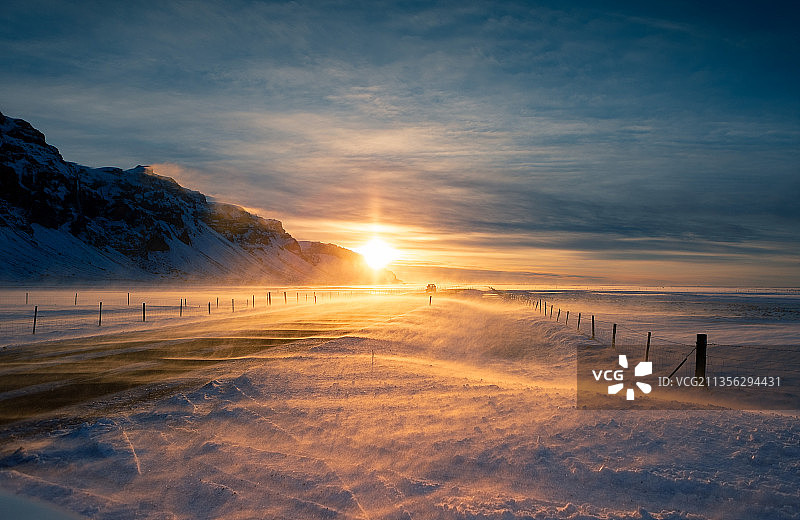冰岛南部地区日落时分白雪覆盖的田野美景图片素材