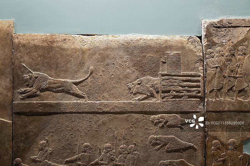 大英博物馆两河流域亚述巴尼拔猎狮浮雕图片素材