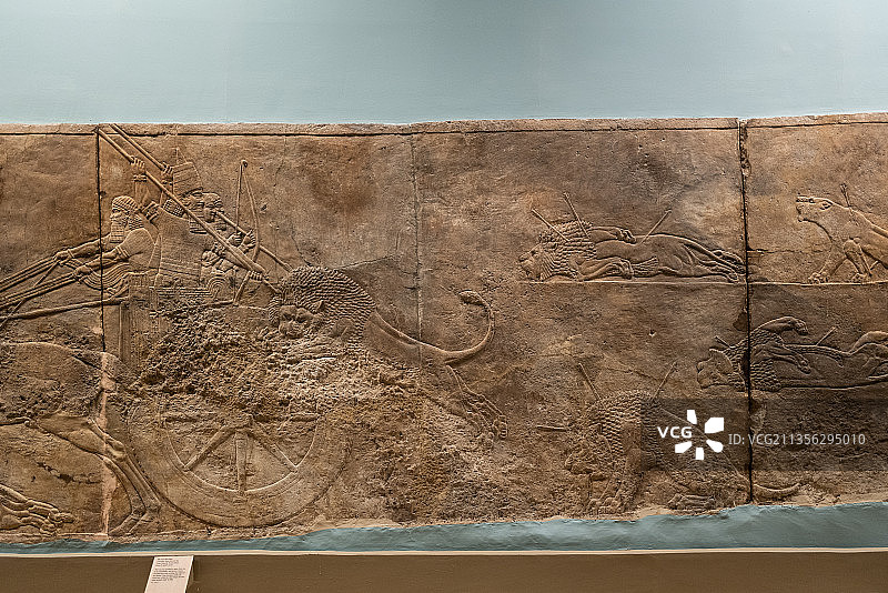 大英博物馆两河流域亚述巴尼拔猎狮浮雕图片素材