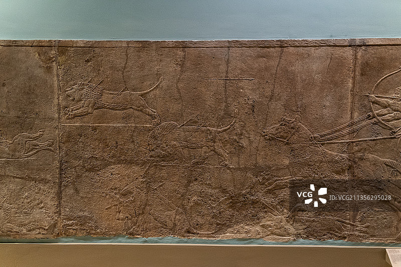 大英博物馆两河流域亚述巴尼拔猎狮浮雕图片素材