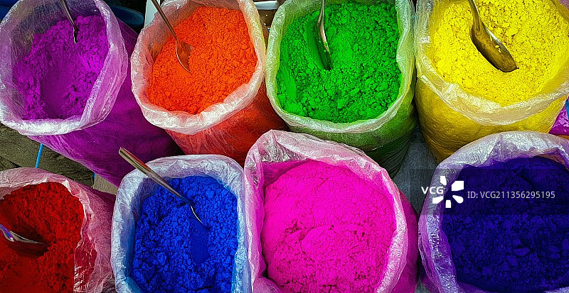 尼泊尔加德满都Ason市场摊位上出售的彩色粉末涂料高角度视图图片素材