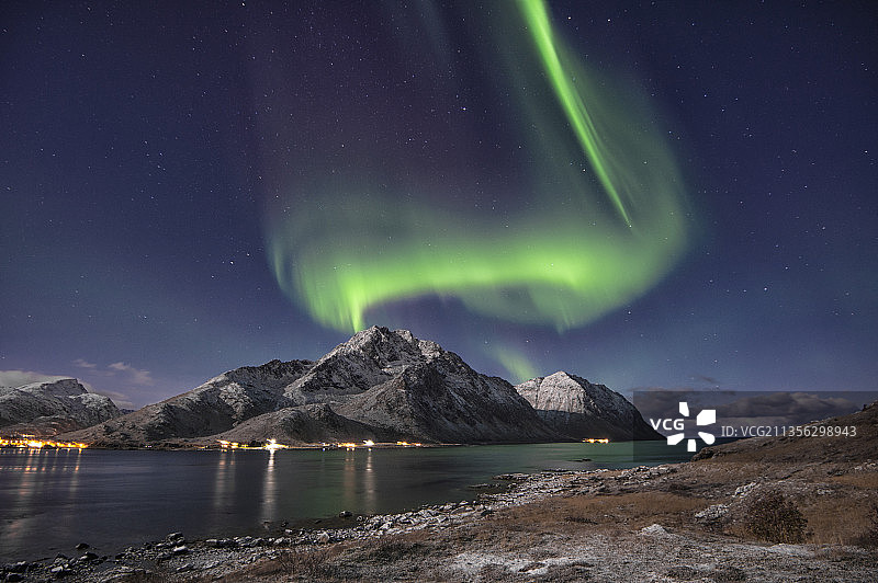 挪威格拉夫达尔弗莱斯维恩夜晚天空下的湖泊风光图片素材