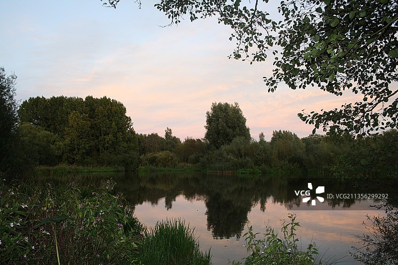 英国威根日落时分湖泊的风景图片素材