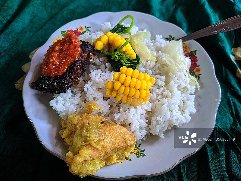 俯视餐盘美食图片素材