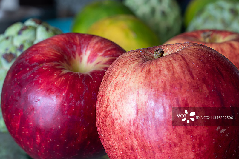 印度卡纳塔克邦班加罗尔的桌上苹果特写图片素材