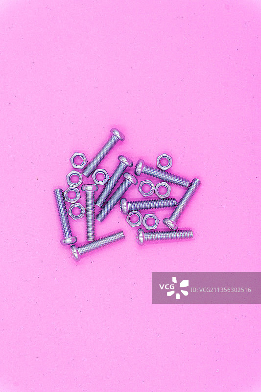 粉色背景上的别针俯视图图片素材