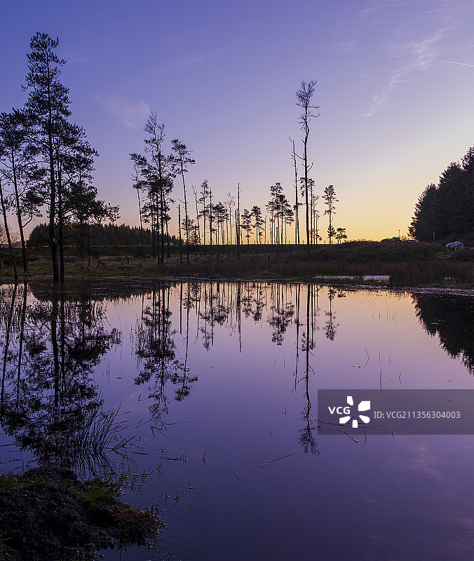 英国康沃尔郡日落时分湖泊的景色图片素材