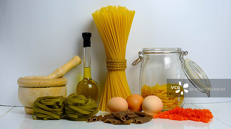 配料餐桌上的生面食特写图片素材