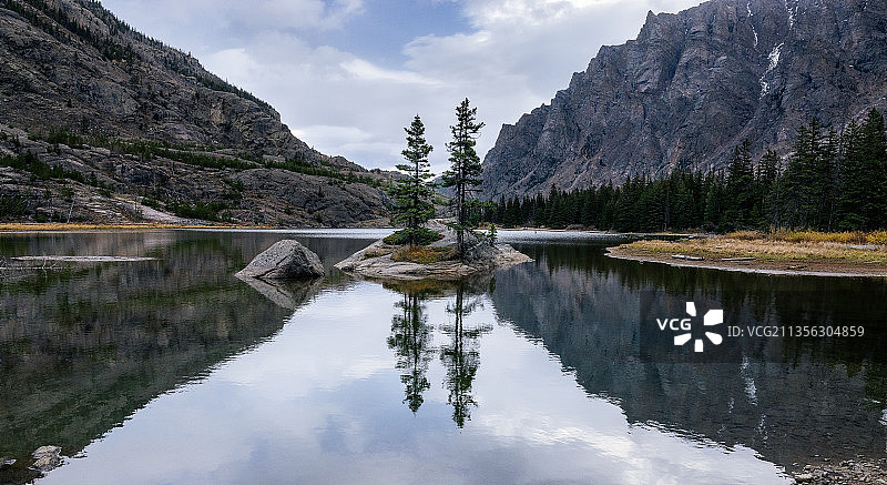 美国蒙大拿州麋鹿湖湖光山色风光图片素材