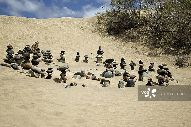 俯视角度拍摄的西班牙马斯帕洛马斯海滩沙滩上的企鹅图片素材