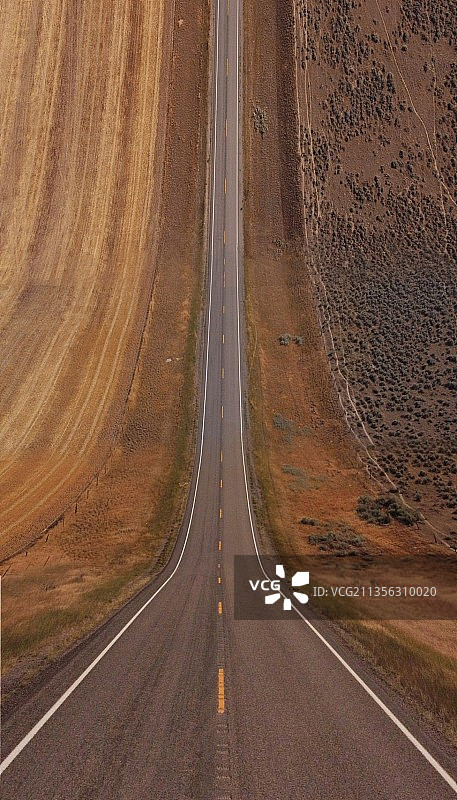 沿途风景的空旷道路图片素材