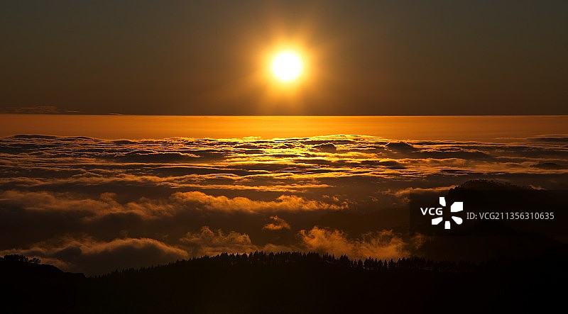 西班牙拉斯帕尔马斯圣马特奥镇的日落剪影图片素材