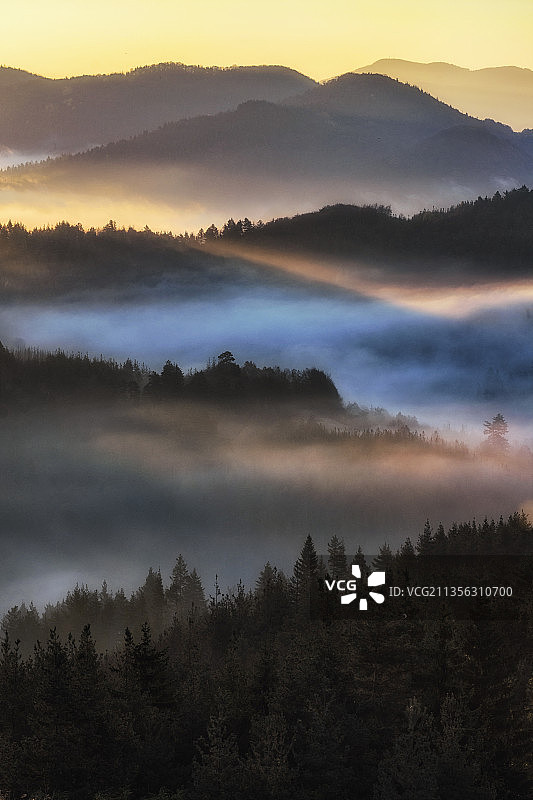 日落时天空衬托下的山景图片素材