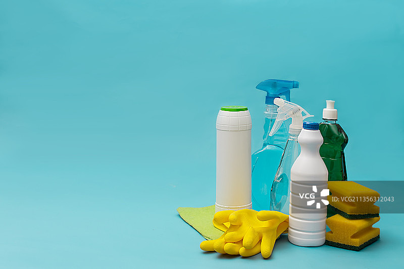 哥伦比亚安蒂奥基亚蓝色背景下的清洁设备特写图片素材