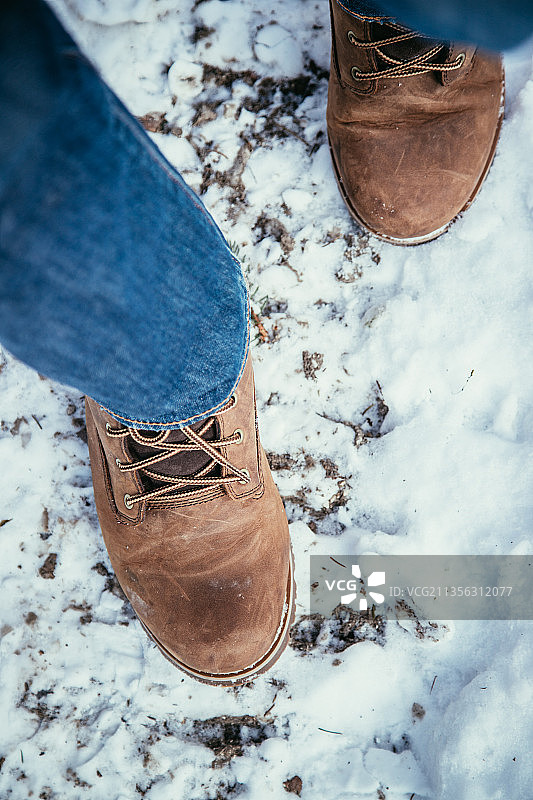 男子穿着鞋站在雪地上图片素材