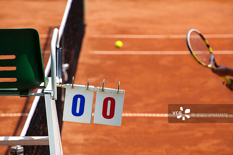 红土球场上的网球运动员与裁判椅图片素材