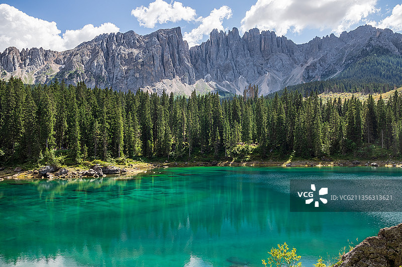 湖和山的全景在天空的衬托下图片素材