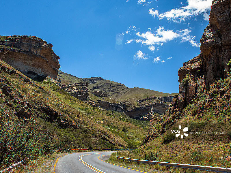 通往山脉的空旷道路，南非克拉伦斯图片素材