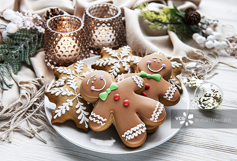 桌子上饼干和圣诞装饰品的俯视角度照片图片素材
