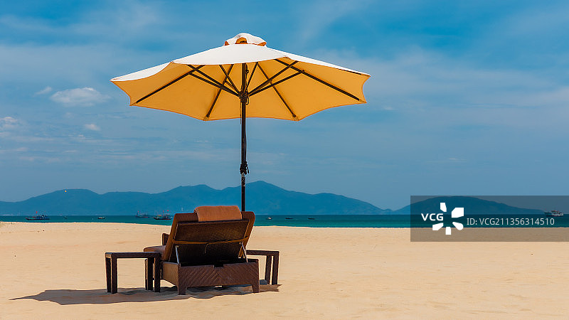 海滩上的空躺椅，背景是天空图片素材
