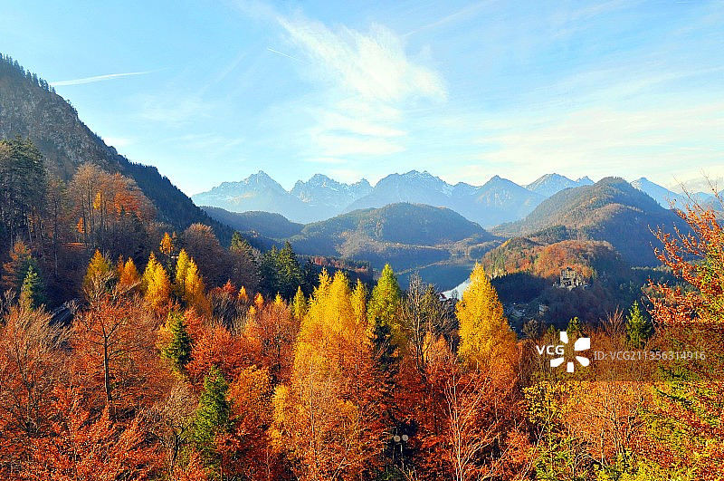 秋天天空衬托下的山景图片素材
