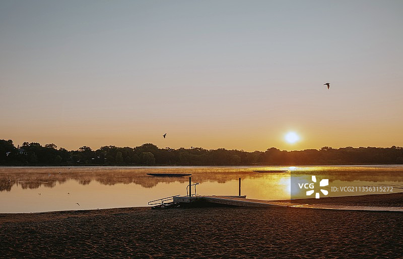 明尼苏达州圣保罗日落时分的湖泊景色，美国图片素材