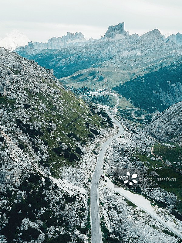 俄勒冈州德舒特斯县山间公路高角度景观，美国图片素材