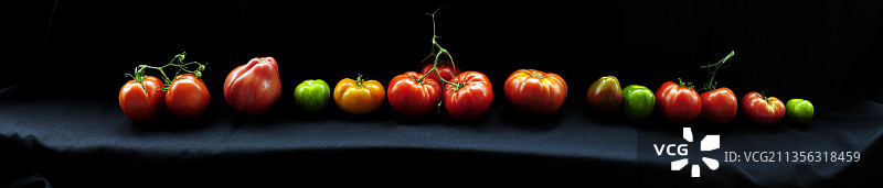 黑色背景上的红色甜椒特写图片素材