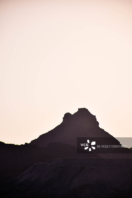 伊朗霍尔木兹甘省的群山剪影图片素材