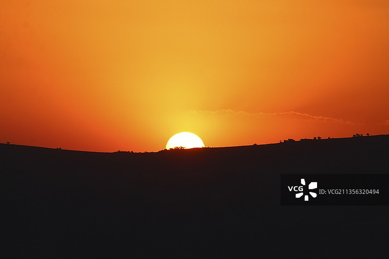 斯威士兰橙色天空下的剪影景观图片素材