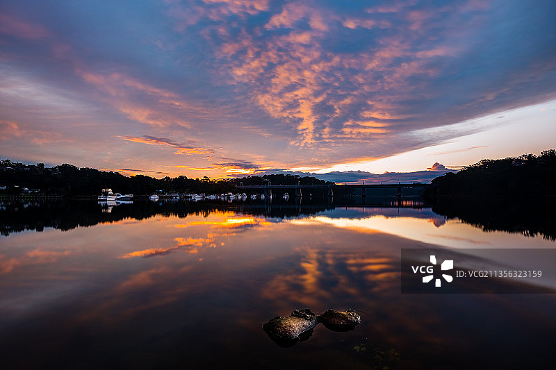 澳大利亚新南威尔士州牡蛎湾日落时分的湖泊美景图片素材