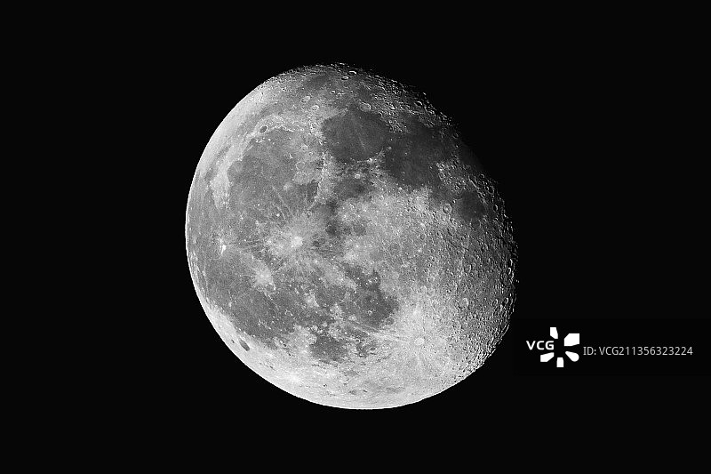 月亮在夜晚晴朗的天空下的低角度视图图片素材